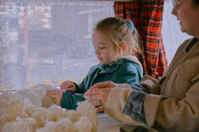 Kind die knuffel maakt