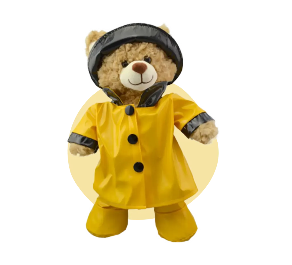 Teddybeer_met_gele_regenjas_met_hoedje_en_botjes_knuffel_build_a_bear_teddybeer_MaakeenBeer.webp