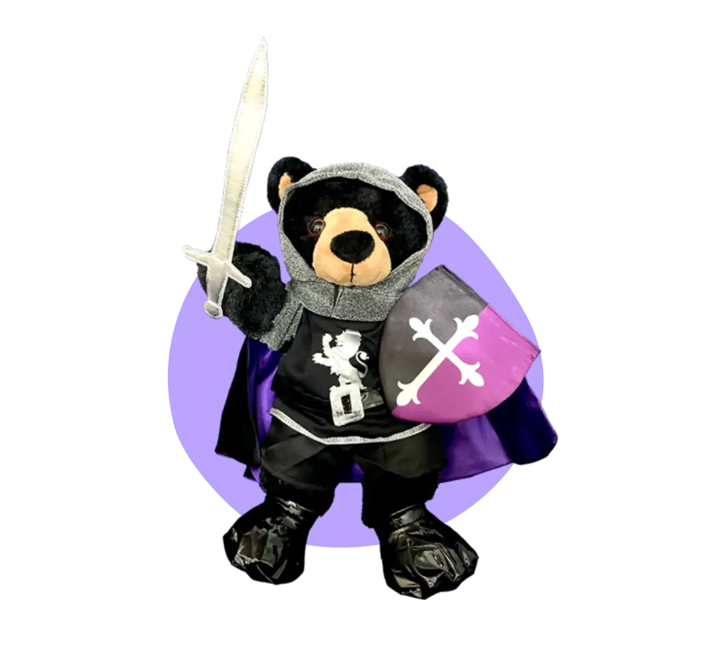 Zwarte_Beer_in_Middeleeuwse_Ridder_Outfit_met_schild_en_zwaard_knuffel_build_a_bear_teddybeer_MaakeenBeer.webp